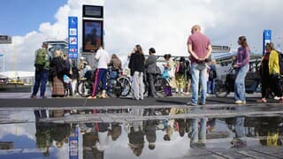 Prachtige weerspiegeling in waterplas na regen bij veerpont in Amsterdam 