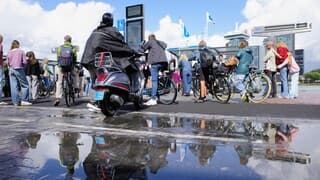 Prachtige reflectie in waterplas bij veerpont in Amsterdam 