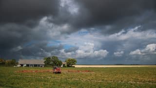 Zon, wind, wolken en regelmatig een bui