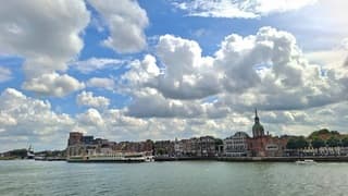 Wolkenlucht in Dordrecht,  vanaf het water.