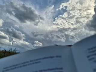 Middagzon tussen de prachtige wolken