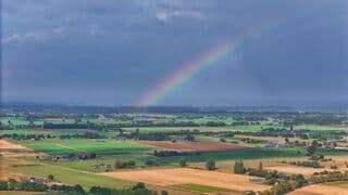 17:30u passerende onweersbui met zon en regenboog 