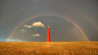 Prachtige regenboog zo vlak voor zonsondergang
