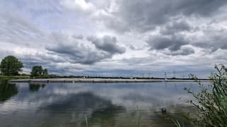 Zonnepanelen op het water, veel bewolking Zwolle