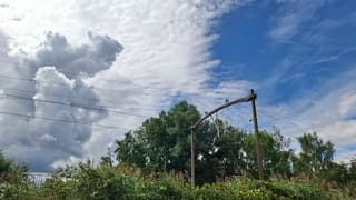 Wolkenlucht met opklaringen 