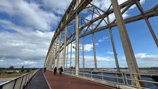 Op de Waalbrug 2
