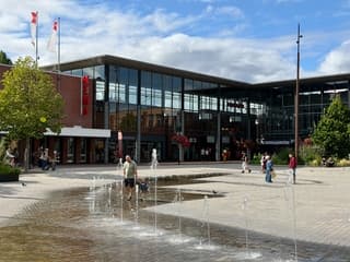 Zon en wolken en water.