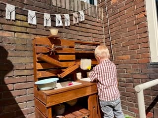 In de tuin spelen 