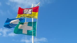 Vrij aardige dag, zon, opklaringen matige wind aan de kust
