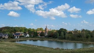Beetje wind en vriendelijke bewolking boven de vijver
