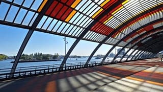 Blauwe lucht in Amsterdam