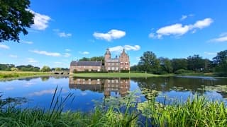 Weerspiegeling blauwe lucht en stapelwolkjes