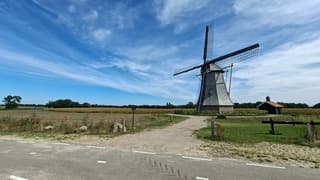 De Eschmolen van Delden onder blauw hemeldek met sluierachtige bewolking
