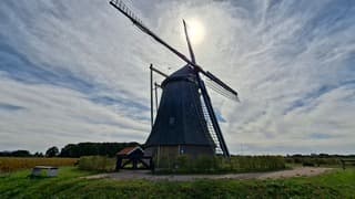 De Eschmolen onder zon met sluierwolken hemeldek