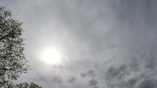 De zon krijgt het steeds moeilijker vanwege de bewolking