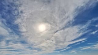 Kring van bewolking rondom de fletse zon