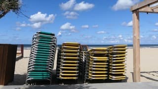 Stapelwolkjes strand ligbedden misschien morgen nog