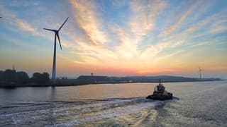 Zonopkomst boven Noordzeekanaal vanmorgen vroeg bij Amsterdam 