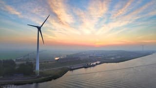 Schitterende lucht boven Noordzeekanaal vanmorgen vroeg 