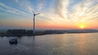 Zonopkomst boven Noordzeekanaal vanmorgen vroeg 