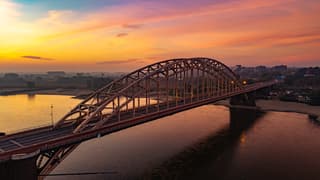 zonsopgang bij de Waalbrug 