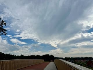Wolken tegen het blauw