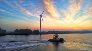Het Noordzeekanaal vanmorgen vroeg bij zonsopkomst in Amsterdam 