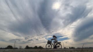 Roerige luchten, begin middag
