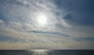 Donkere luchten boven het IJsselmeer.
