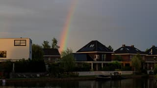 Regenboog achter deze mooie woonwijk. 