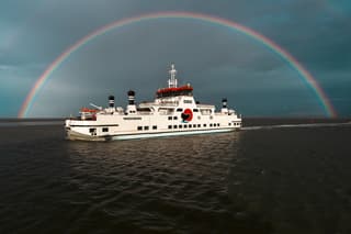 Veerboot Ameland onder de regenboog