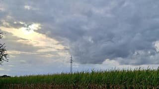 donkere wolk en glimpje zon