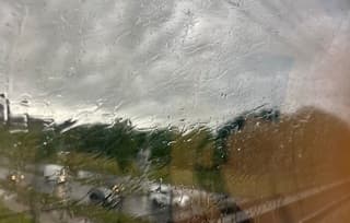 Het is weer fileweer. Vanuit een rijdende trein over de snelweg genomen