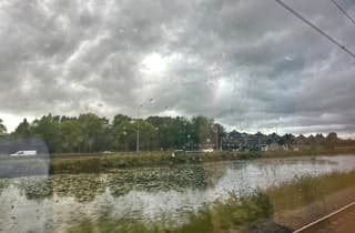 Vanuit de trein is het best een mooi gezicht al die donkere wolken en plensbuien