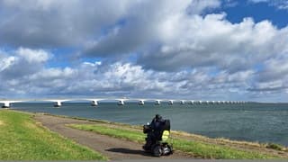 Pet goed vasthouden vanwege de harde wind