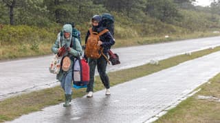 Door de Plensbuien naar de veerboot op Vlieland