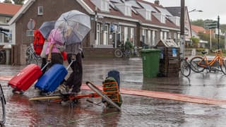 Paraplus en regen op Vlieland