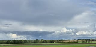 Donkere wolken boven Friesland. 