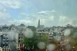 Amsterdam vanachter een beregend raam