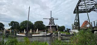Bewolking en wind boven het Groninger dorpje Garnwerd 