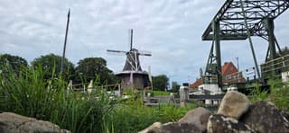 Bewolking en wind boven het Groninger dorpje Garnwerd 
