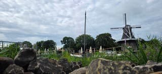 Bewolking en wind boven het Groninger dorpje Garnwerd 