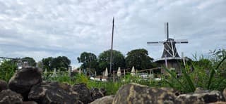 Bewolking en wind boven het Groninger dorpje Garnwerd 