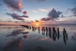 zonsondergang t skoar bij ternaard op het wad