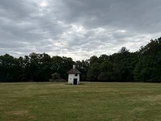 Duiventil onder dreigende wolkenlucht 