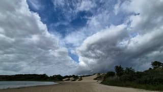 Dreigende wolken, rond 17.00 uur. Toch bleef het droog, op een klein spatje na.