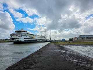 Texelse boot vaart haven Den Helder uit..