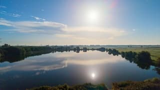 Prachtige cirruswolk boven het water in het weiland. 