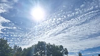 in de ochtend, zon en sluierbewolking