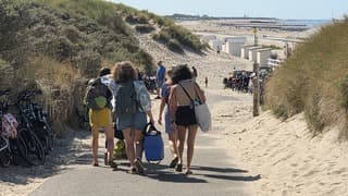 op naar het strand